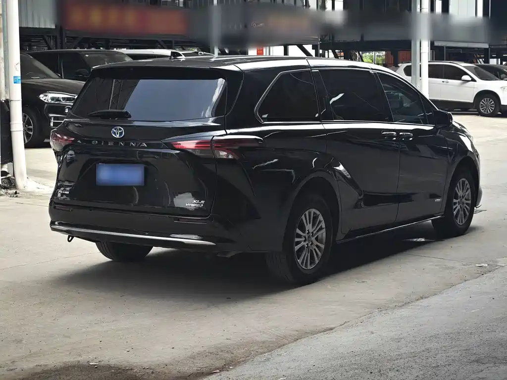 Toyota Sienna — фото 5