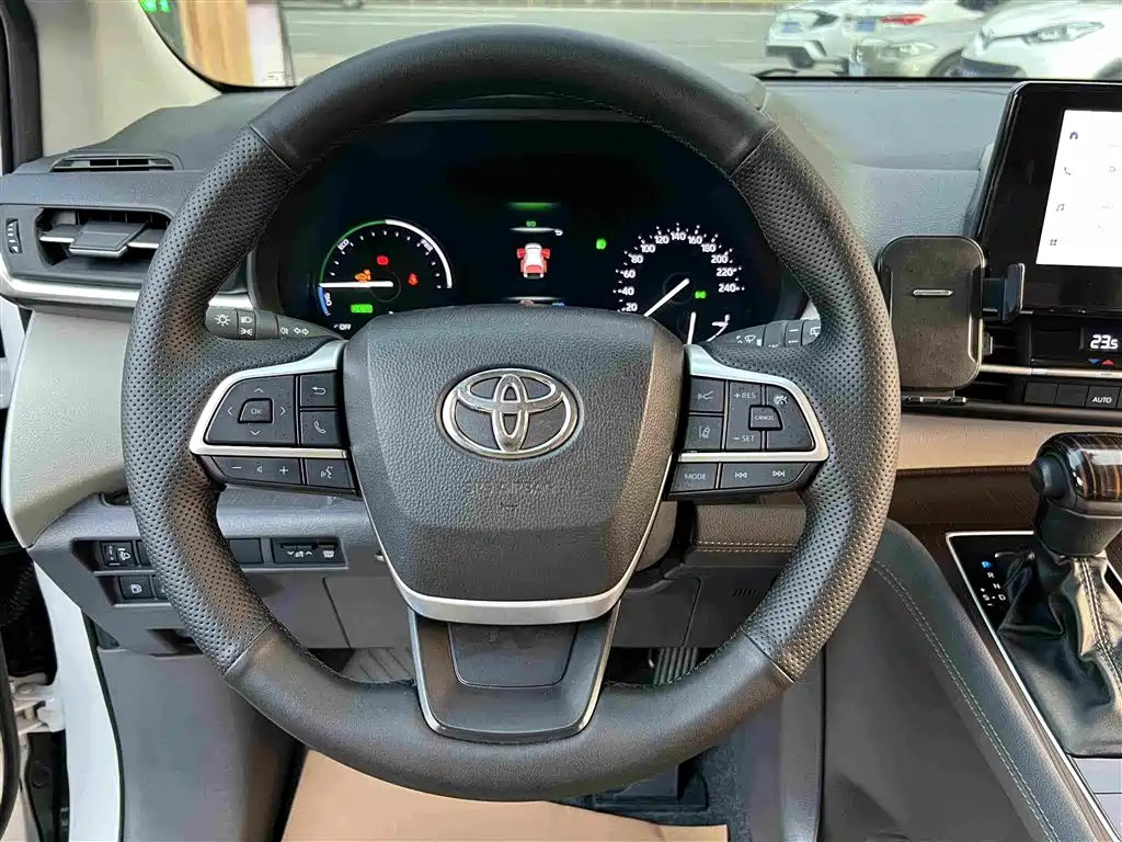Toyota Sienna — фото 14