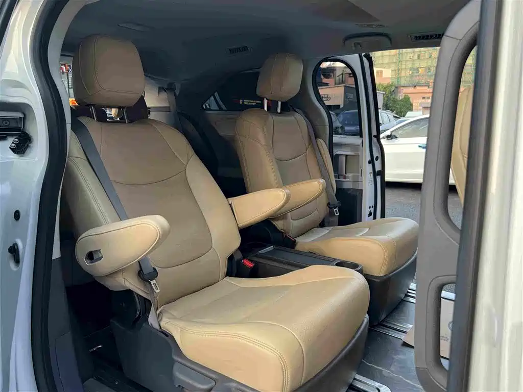 Toyota Sienna — фото 19