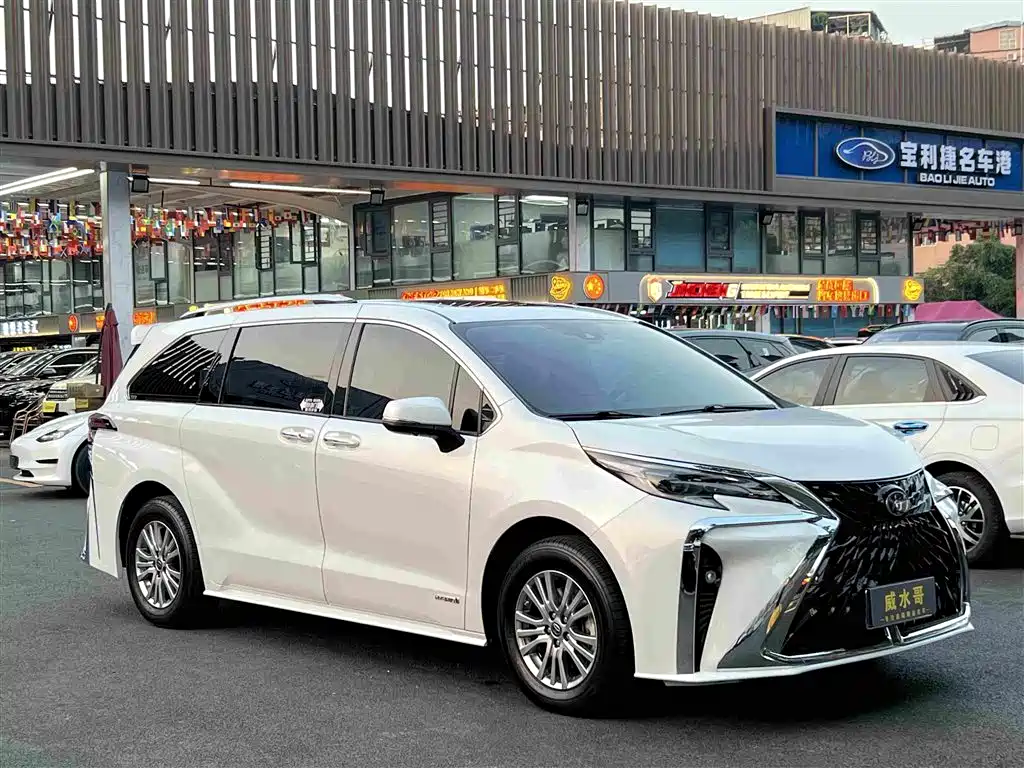 Toyota Sienna — фото 3