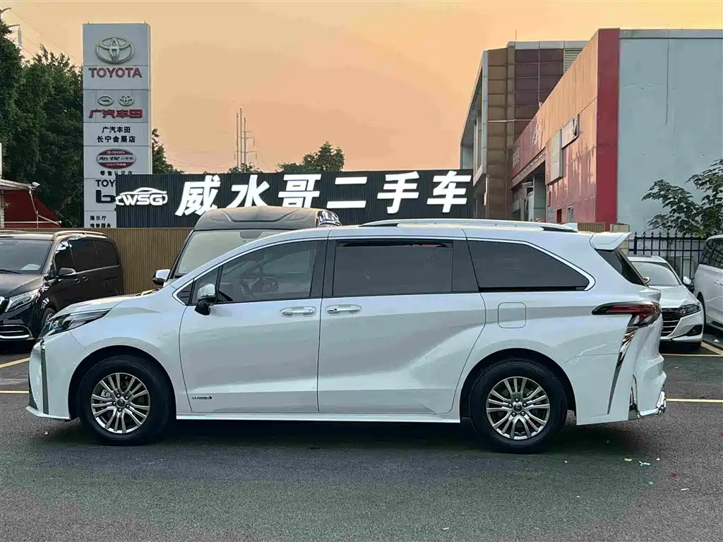 Toyota Sienna — фото 4