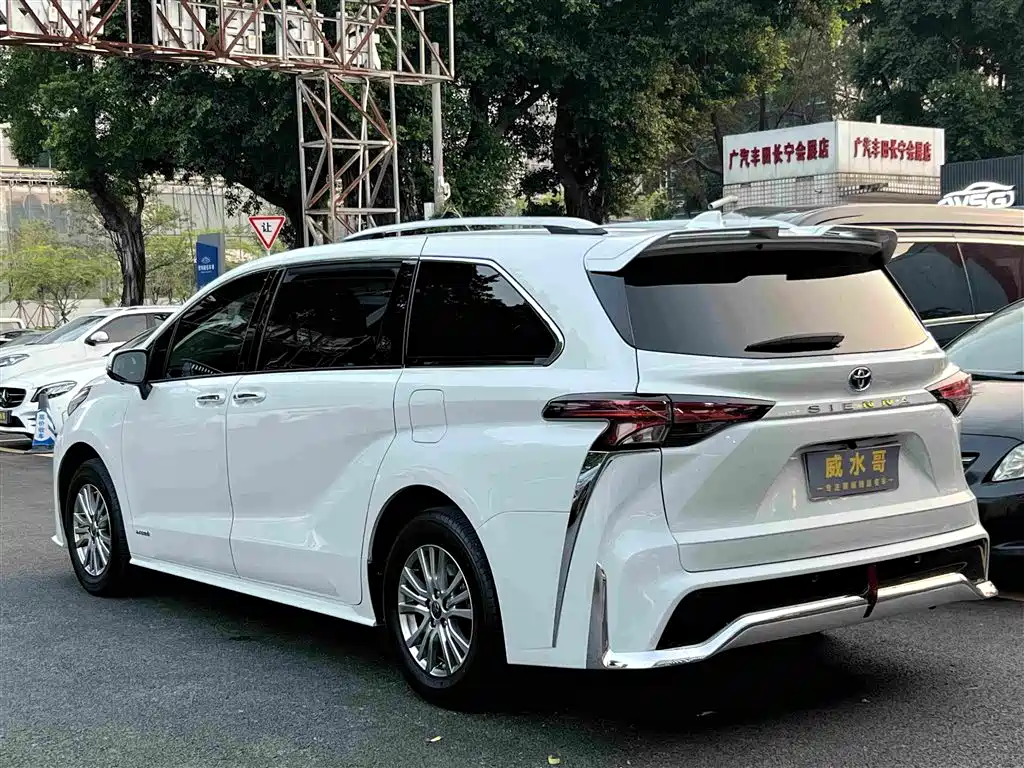 Toyota Sienna — фото 5