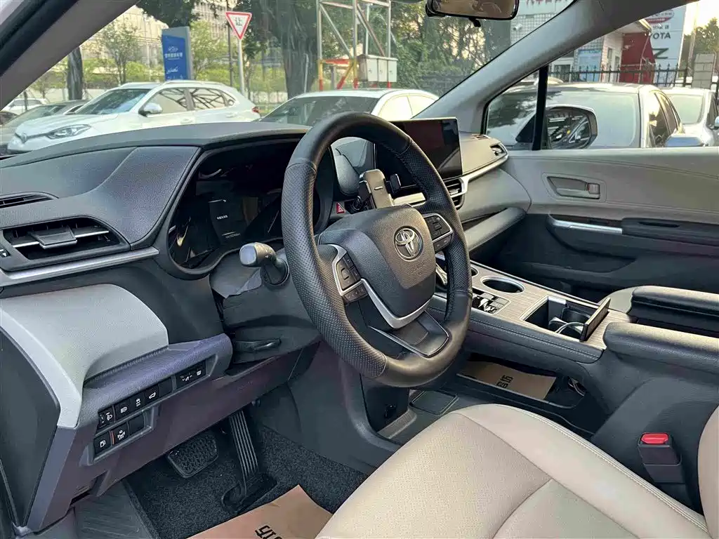 Toyota Sienna — фото 10