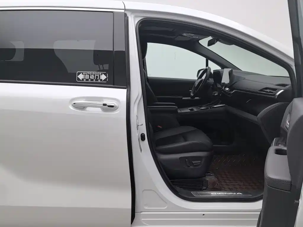 Toyota Sienna — фото 23