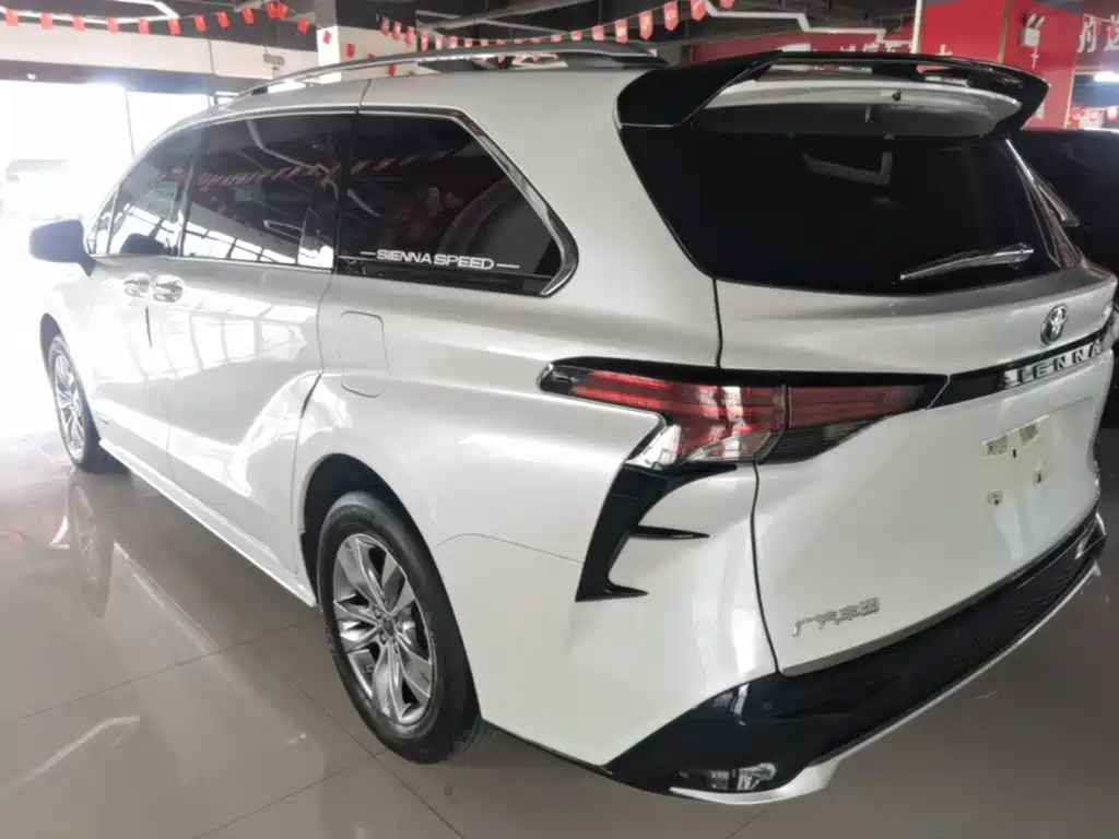 Toyota Sienna — фото 5