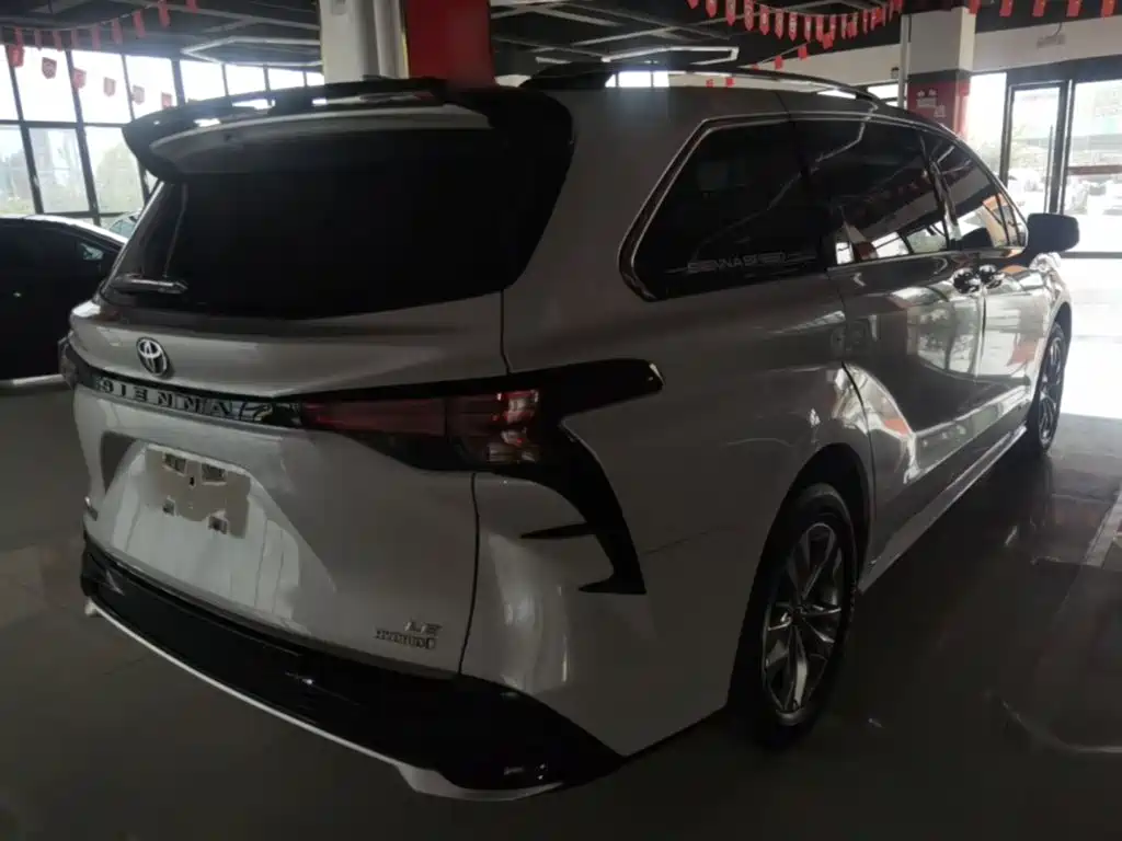 Toyota Sienna — фото 7