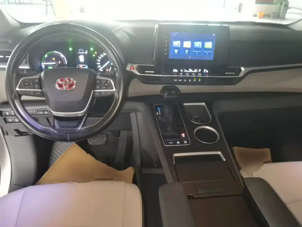 Toyota Sienna — фото 10