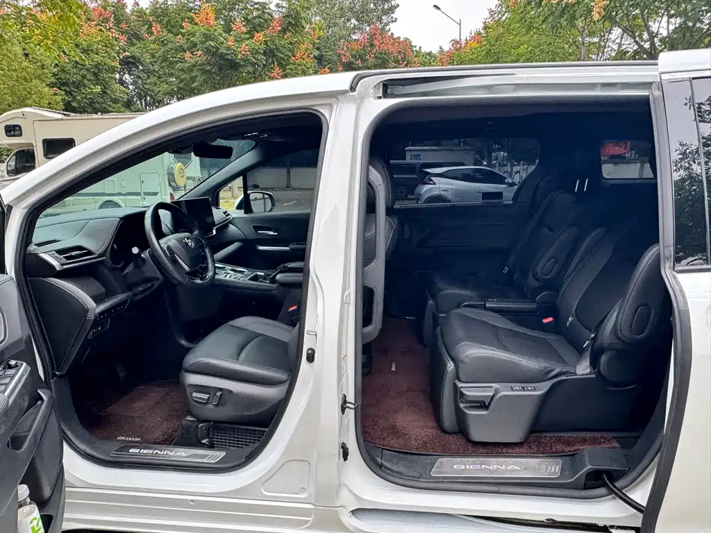Toyota Sienna — фото 6