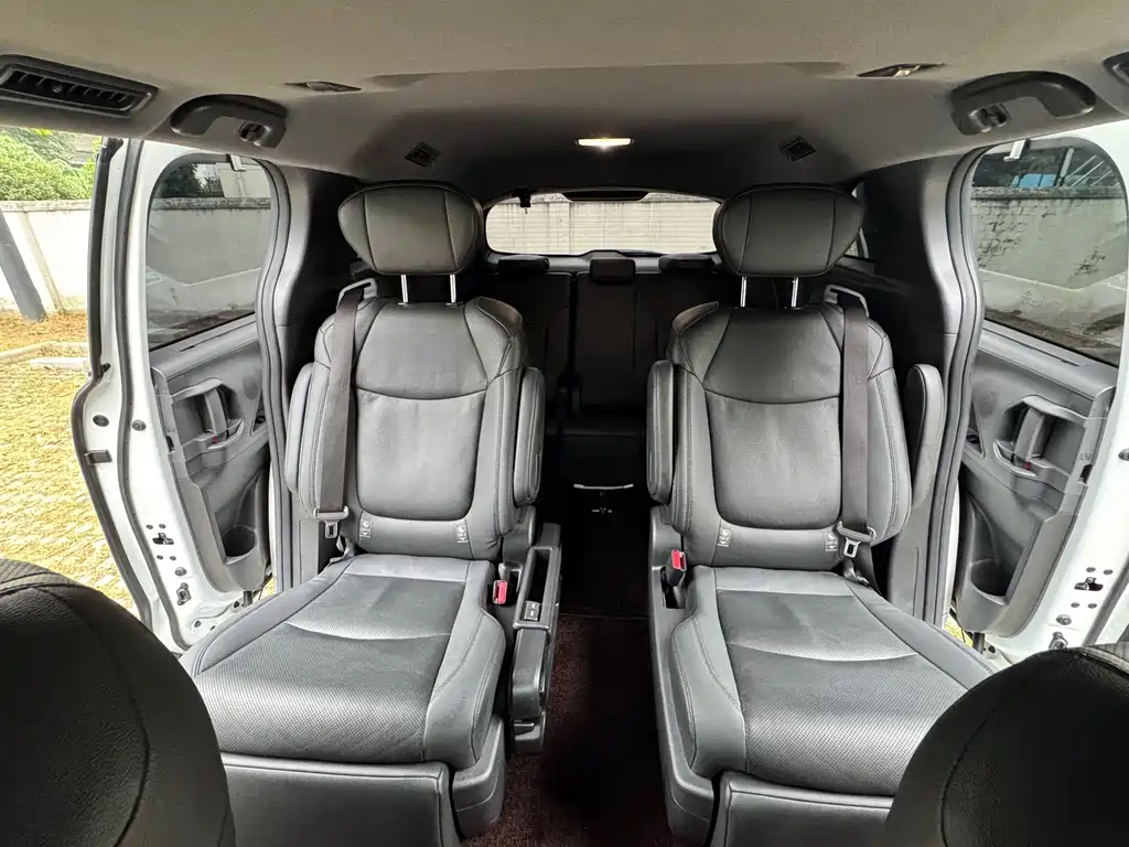 Toyota Sienna — фото 9