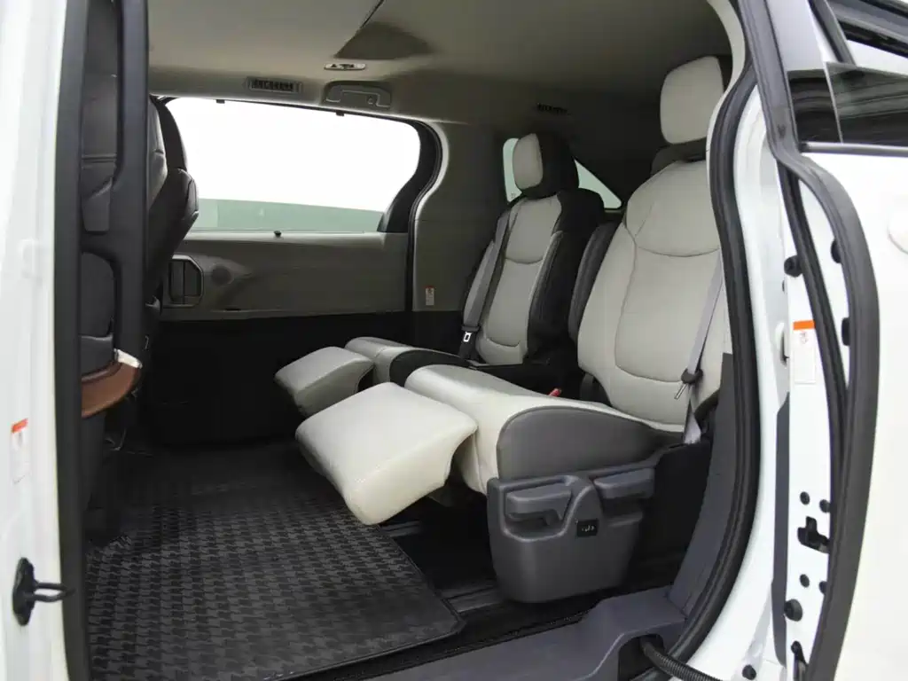 Toyota Granvia — фото 10