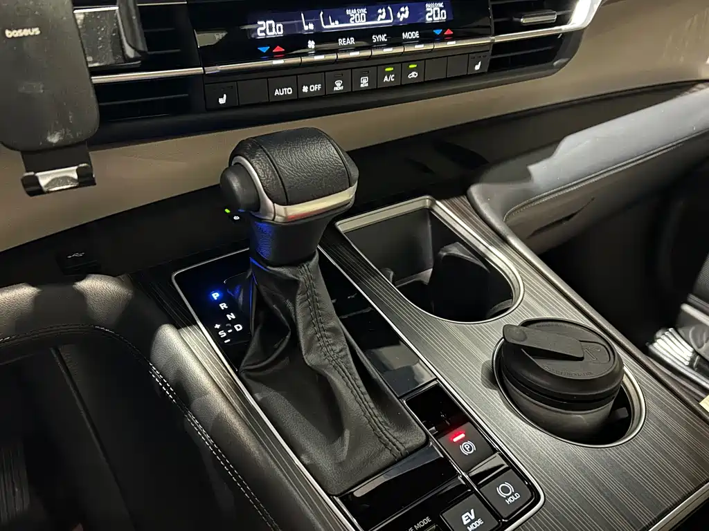Toyota Granvia — фото 14