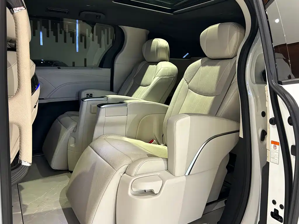 Toyota Granvia — фото 16