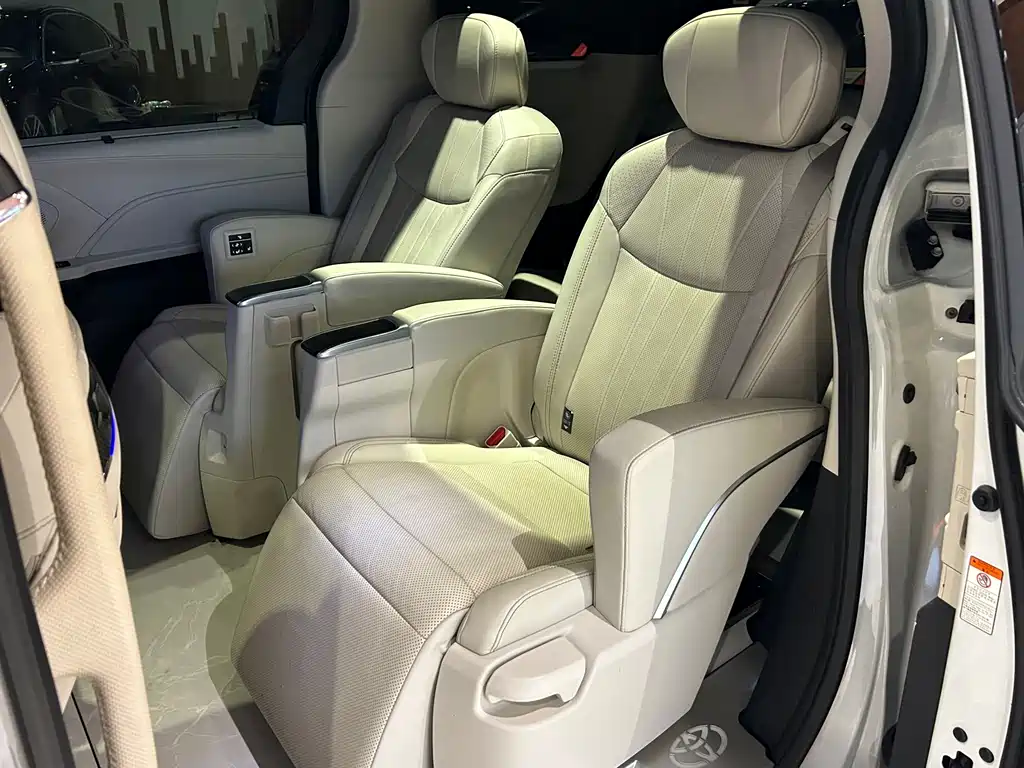 Toyota Granvia — фото 17