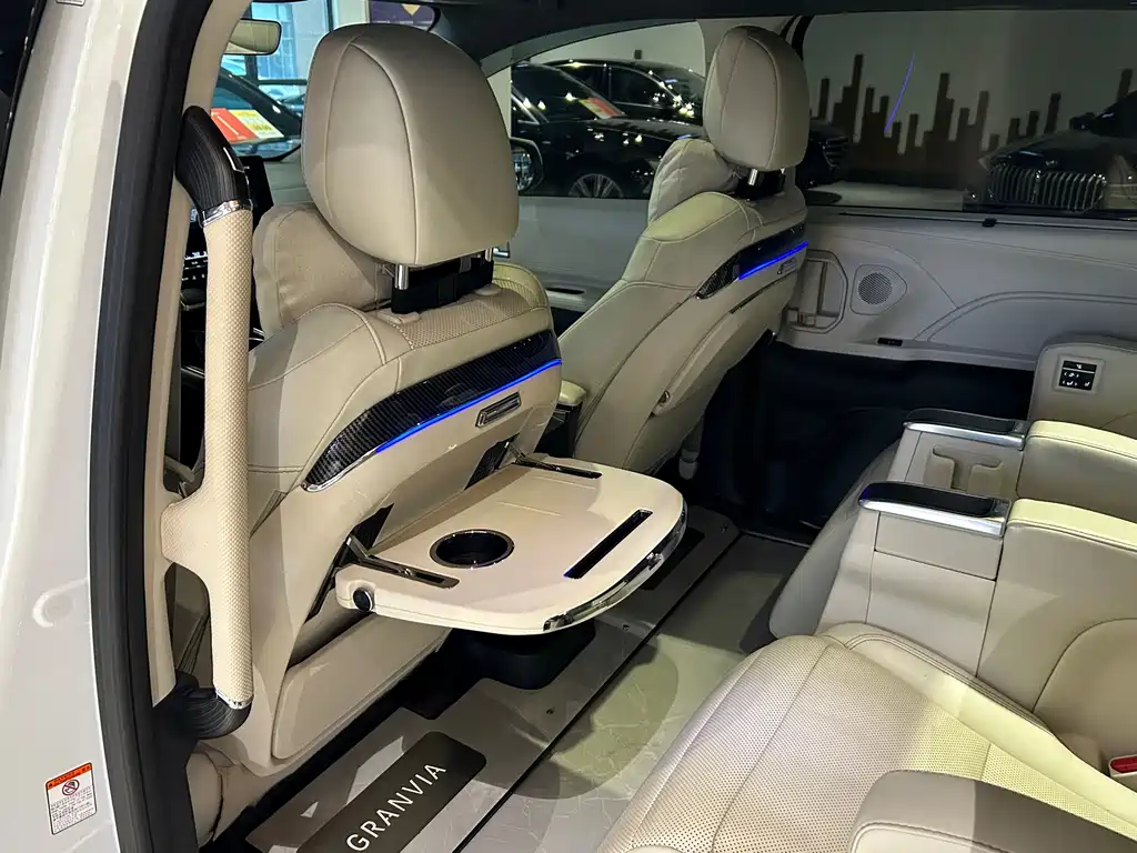 Toyota Granvia — фото 18