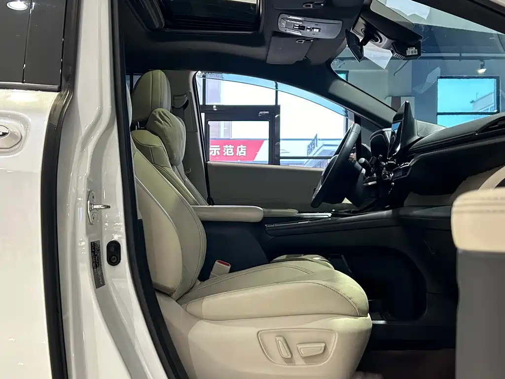 Toyota Granvia — фото 25