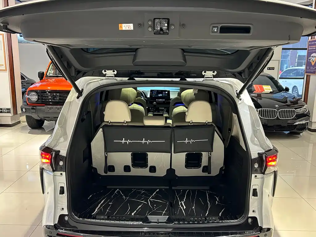 Toyota Granvia — фото 27