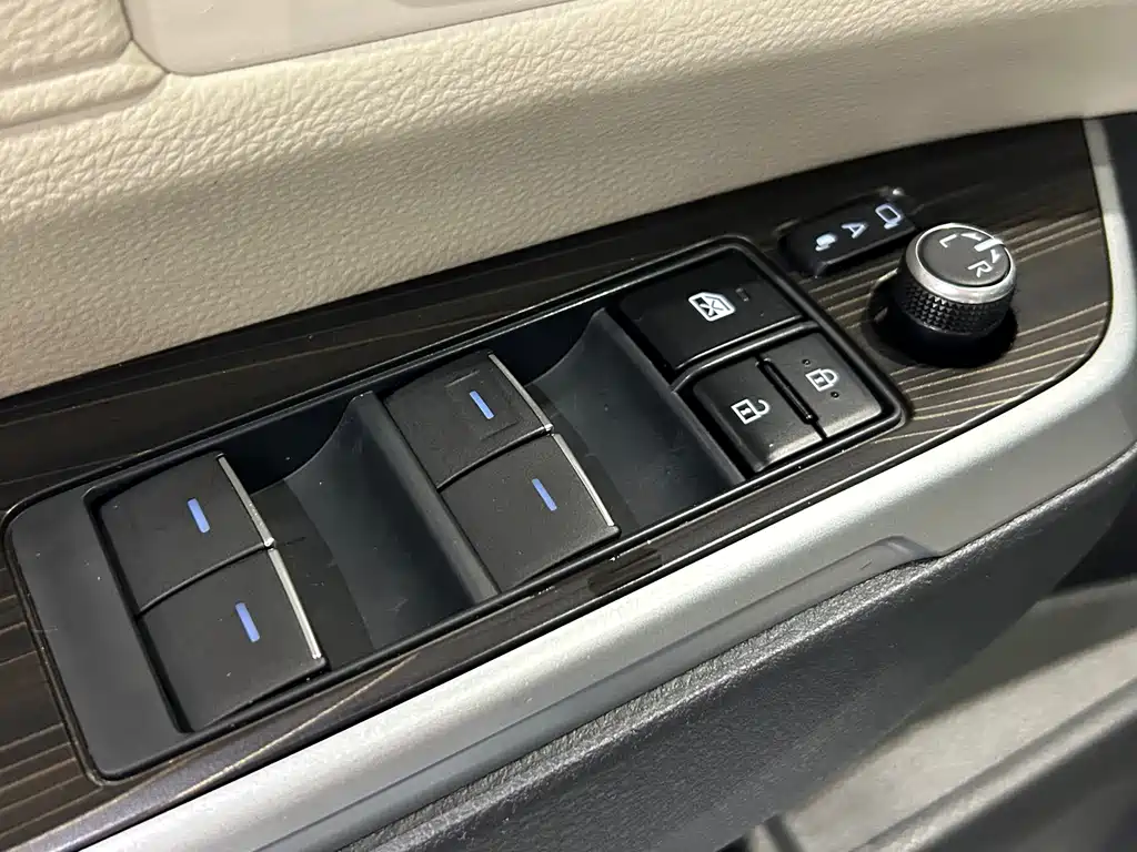 Toyota Granvia — фото 6