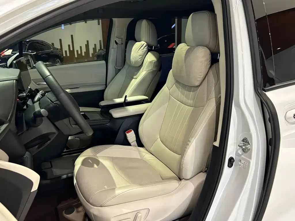 Toyota Granvia — фото 10