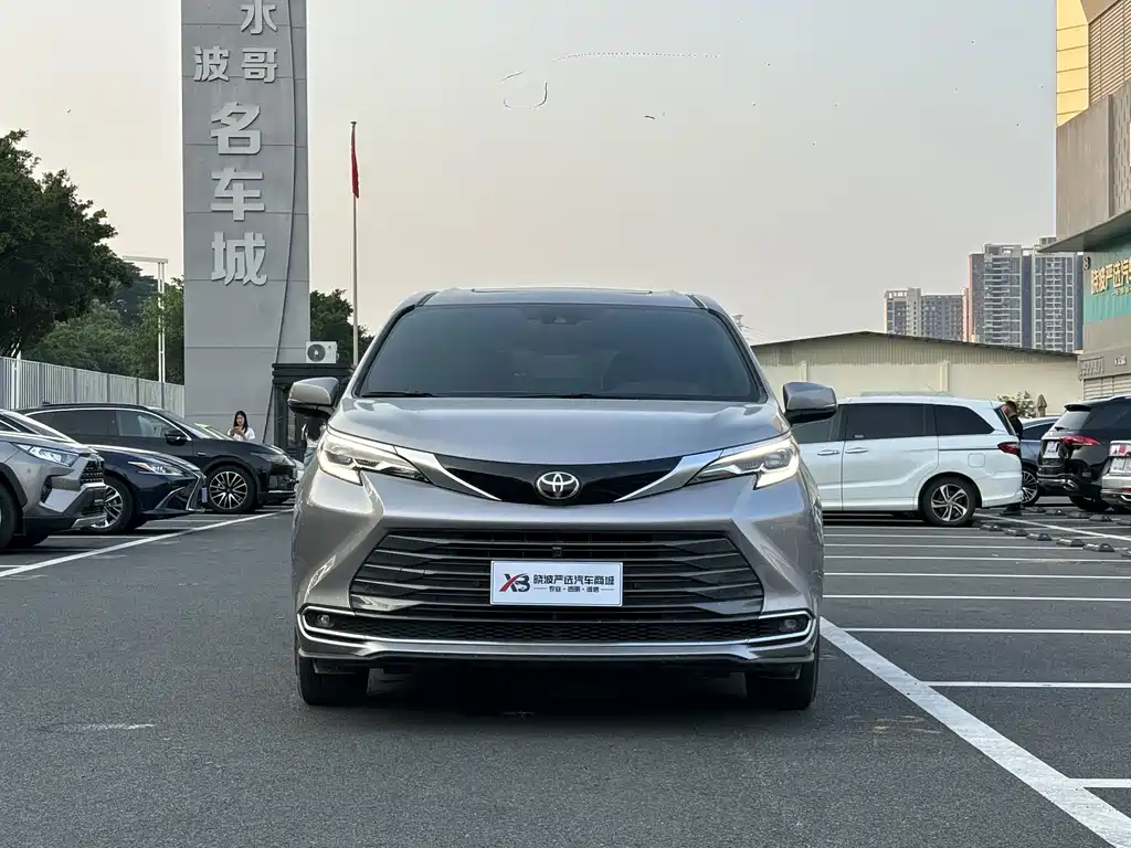 Toyota Sienna — фото 2