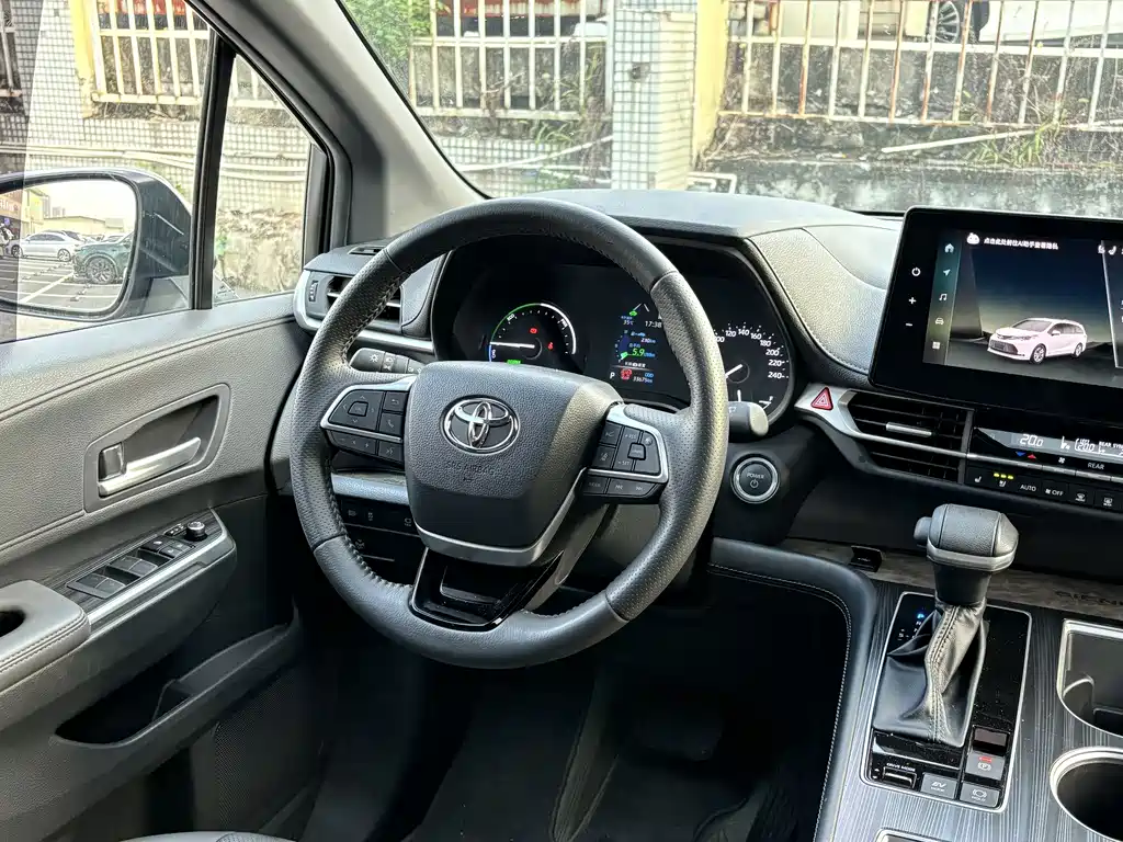 Toyota Sienna — фото 11