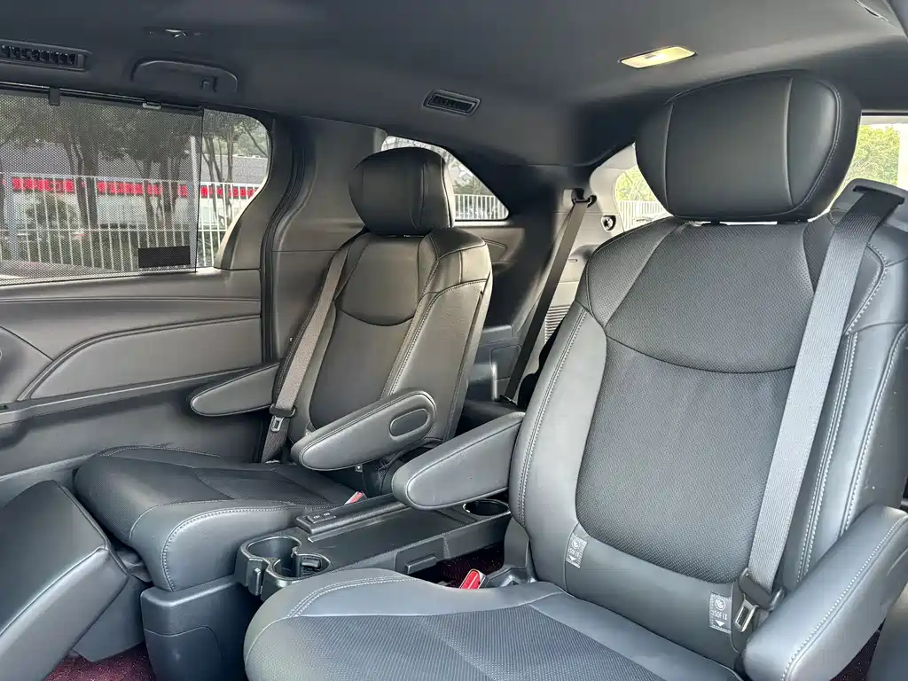 Toyota Sienna — фото 17