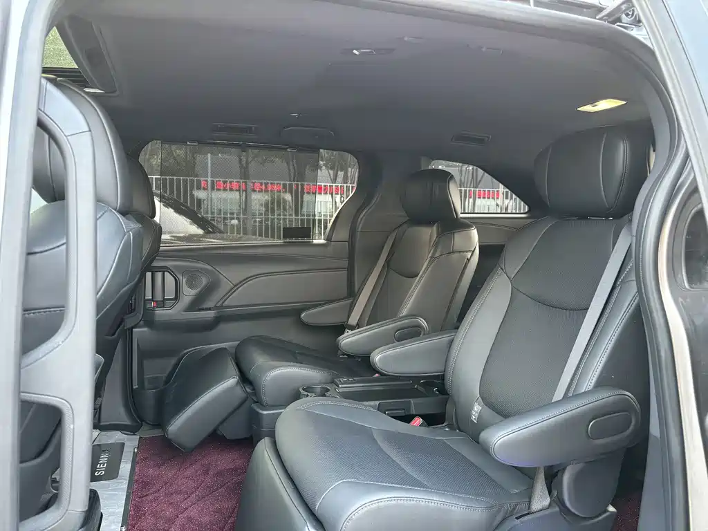 Toyota Sienna — фото 18
