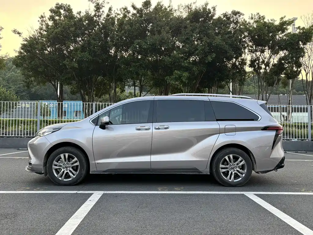 Toyota Sienna — фото 4