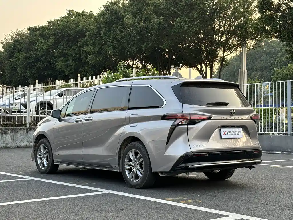 Toyota Sienna — фото 5