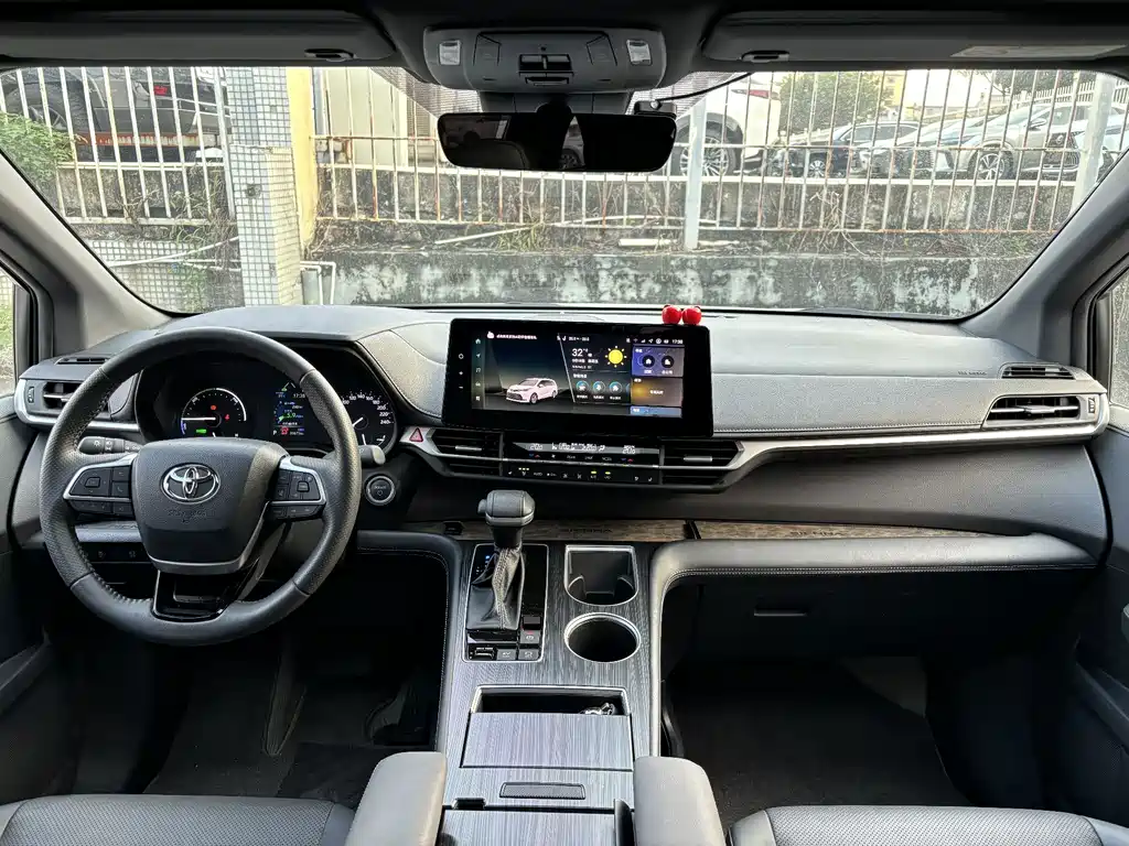 Toyota Sienna — фото 10