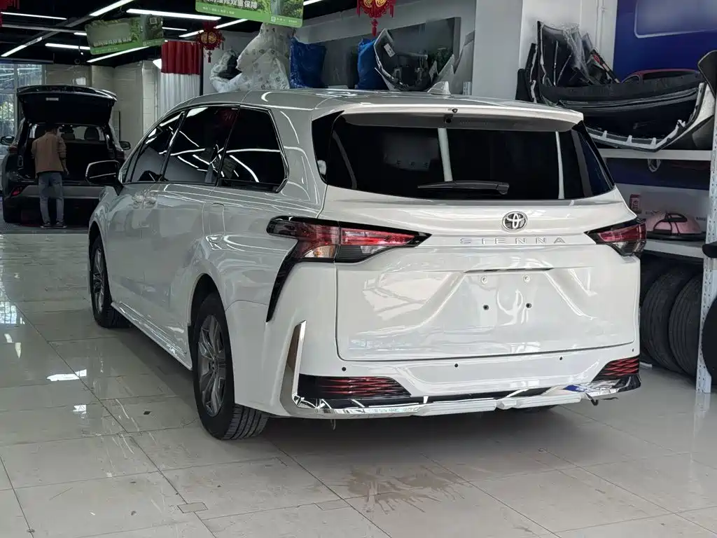 Toyota Sienna — фото 11