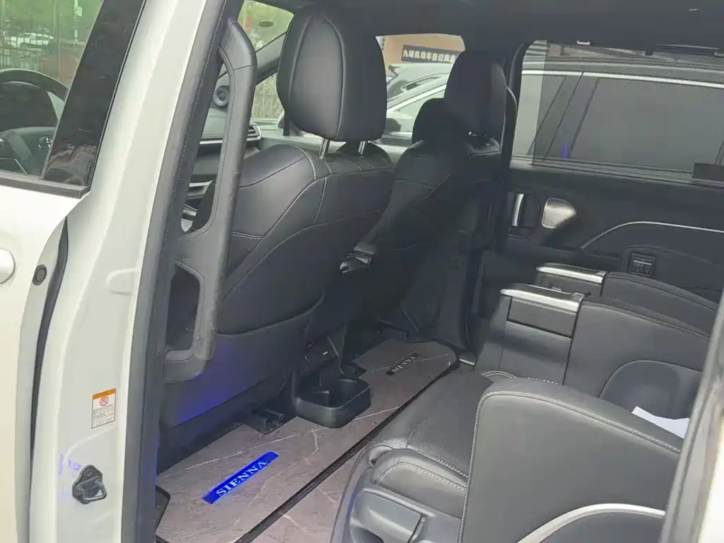Toyota Sienna — фото 5