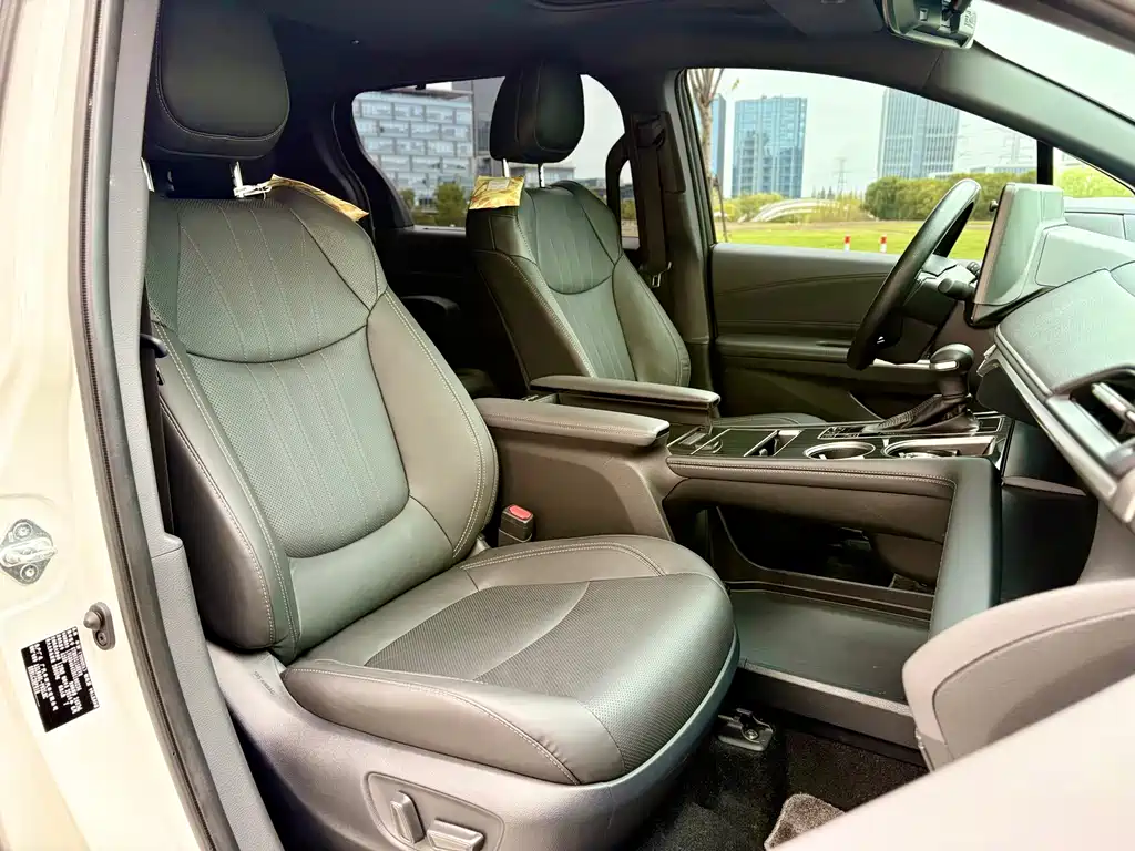 Toyota Sienna — фото 11