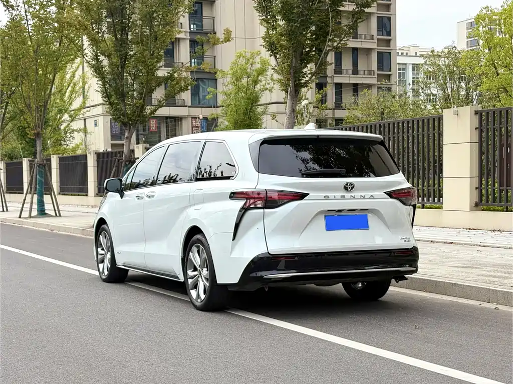 Toyota Sienna — фото 4