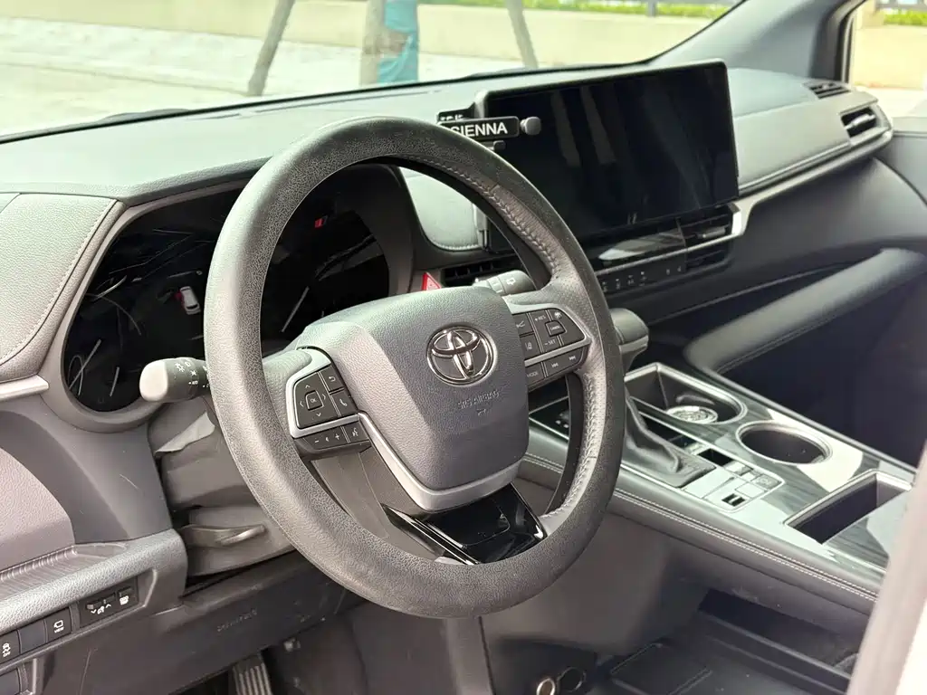 Toyota Sienna — фото 6