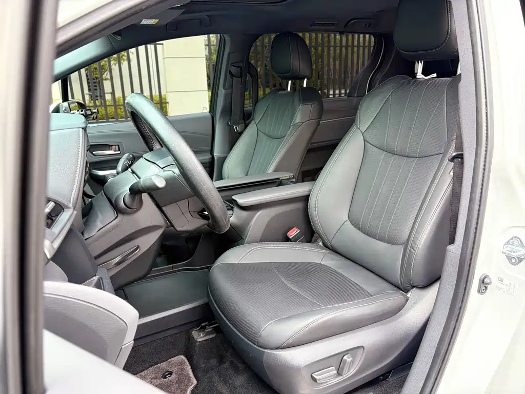 Toyota Sienna — фото 7