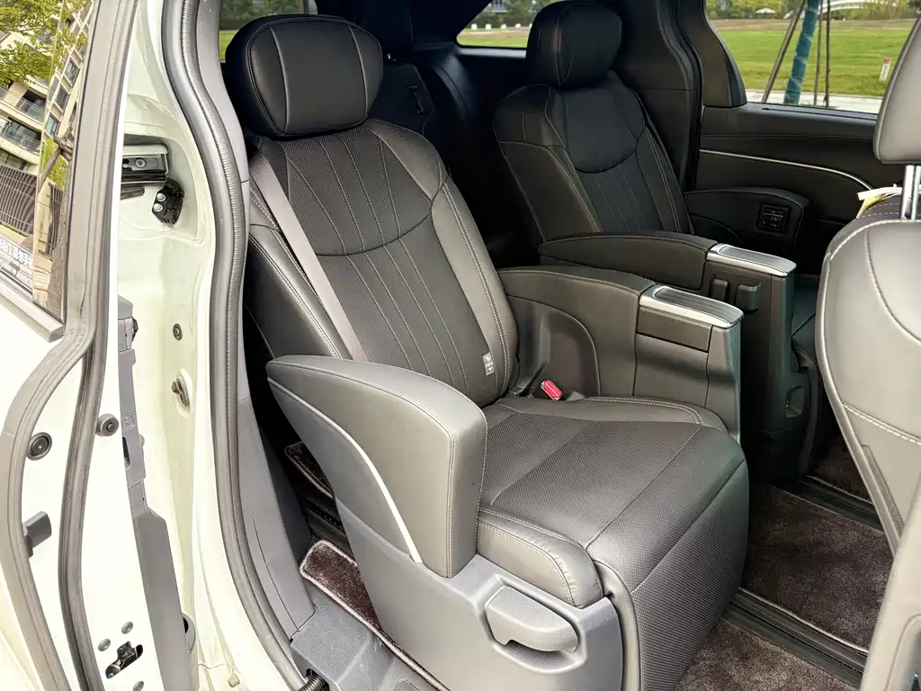 Toyota Sienna — фото 8