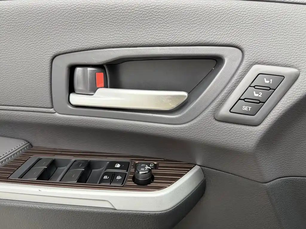 Toyota Granvia — фото 4
