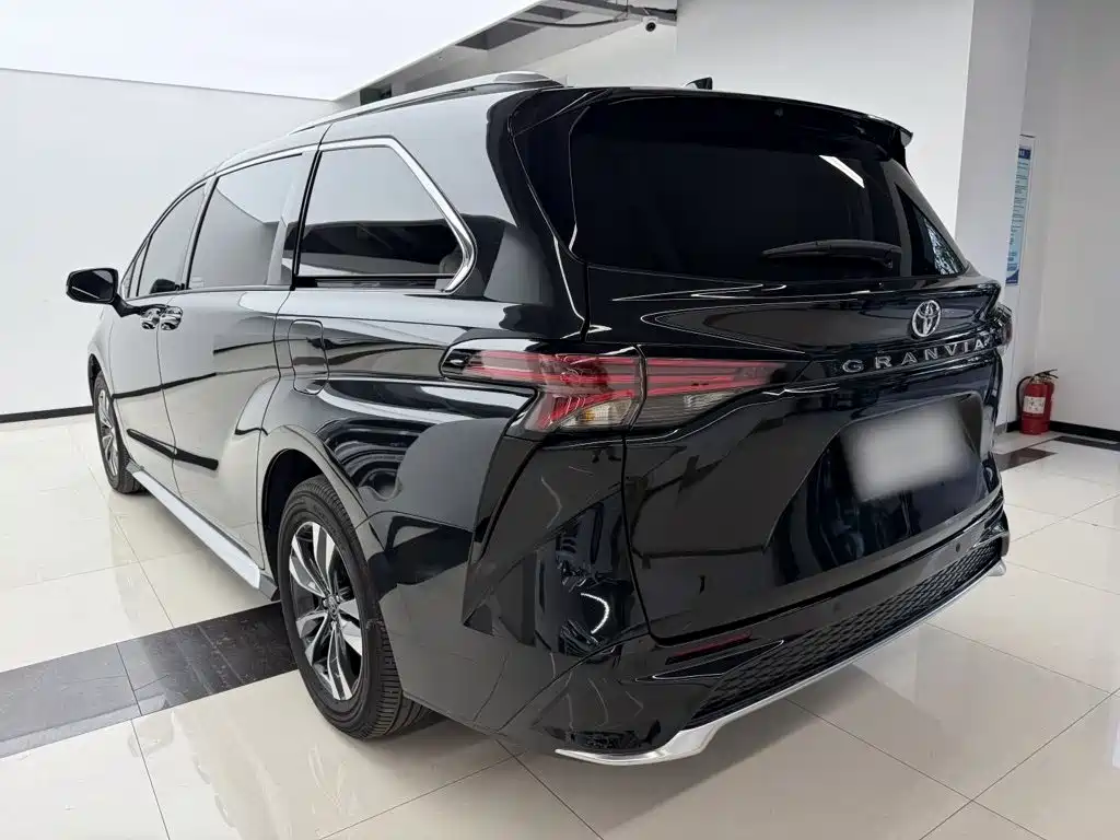 Toyota Granvia — фото 9