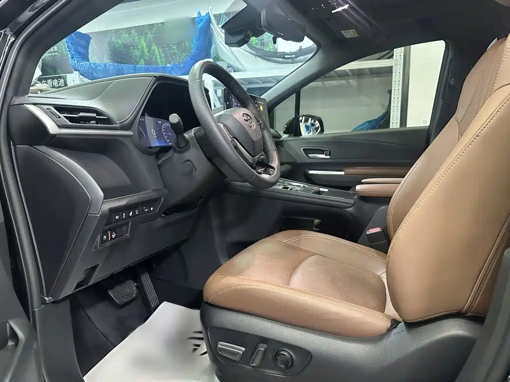 Toyota Granvia — фото 3