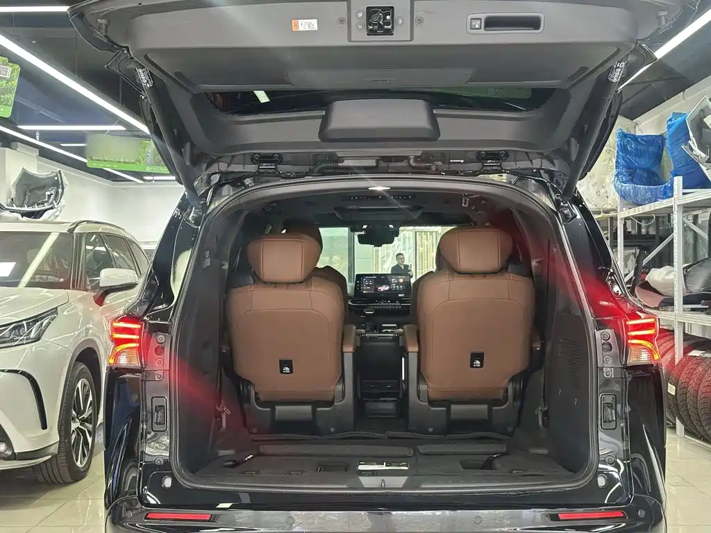 Toyota Granvia — фото 8