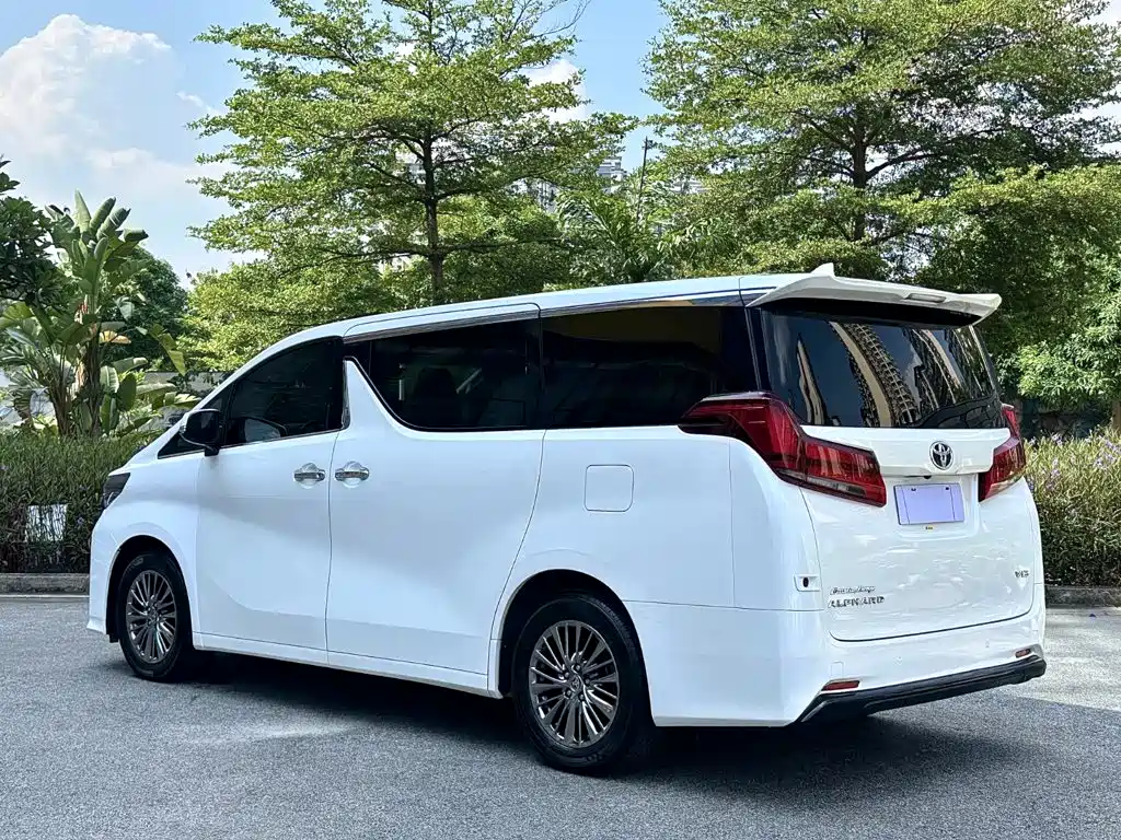 Toyota Alphard — фото 4