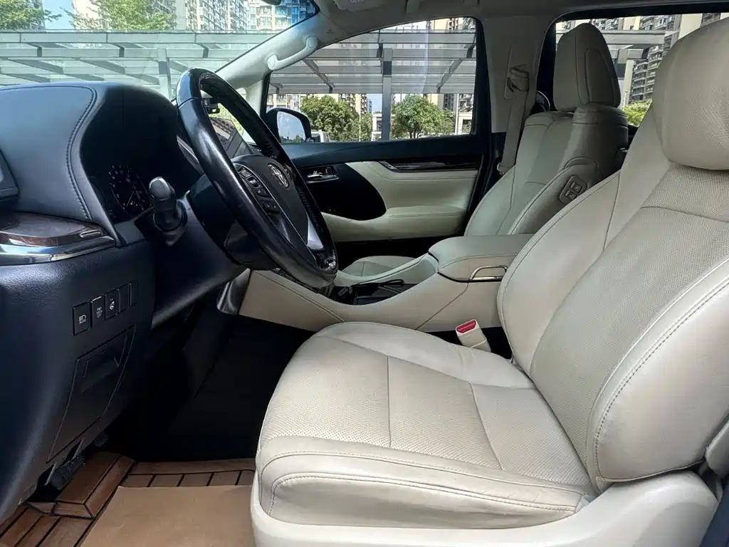 Toyota Alphard — фото 7