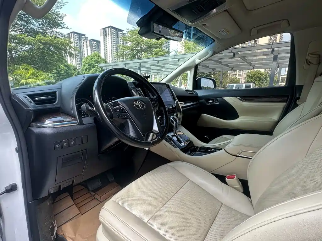 Toyota Alphard — фото 8