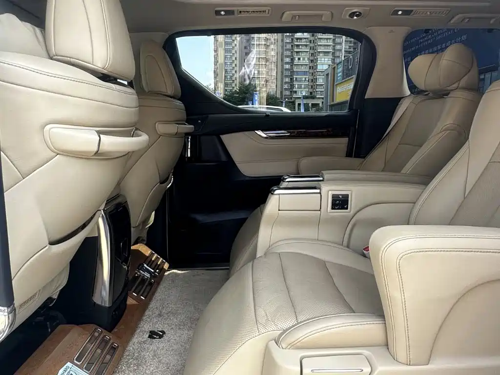 Toyota Alphard — фото 10