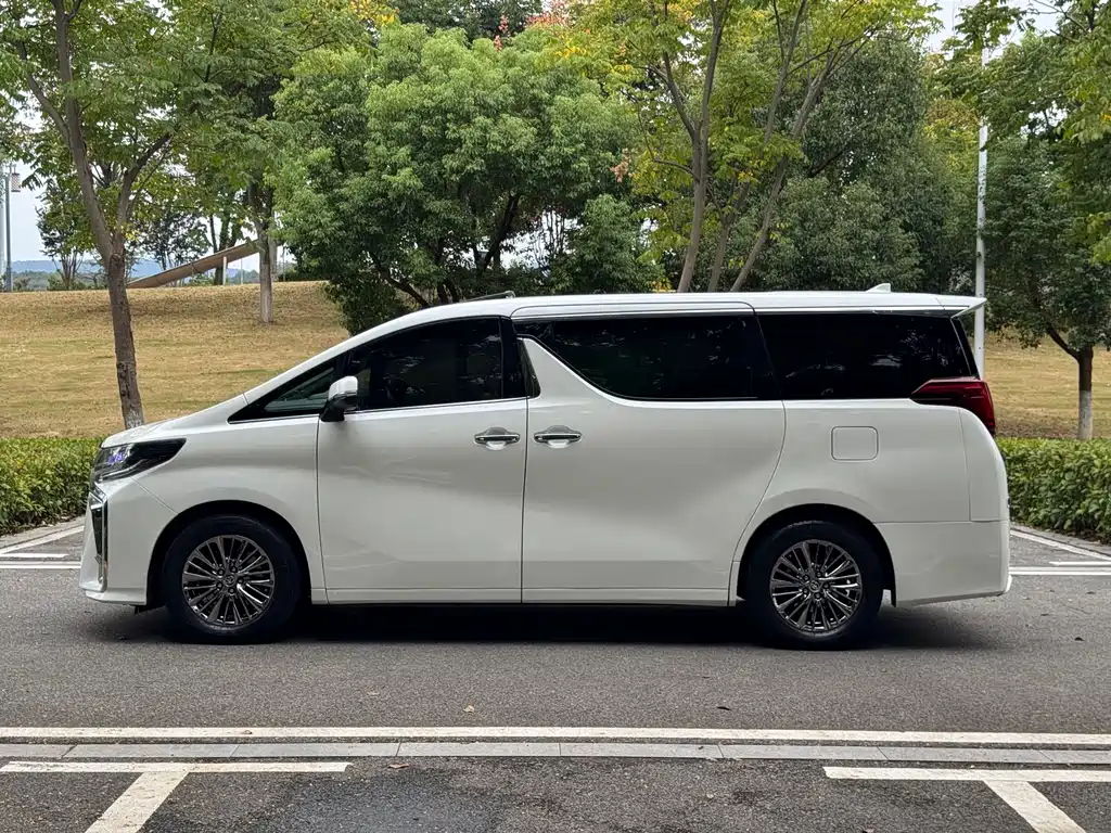 Toyota Vellfire — фото 8