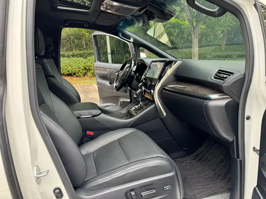 Toyota Vellfire — фото 10