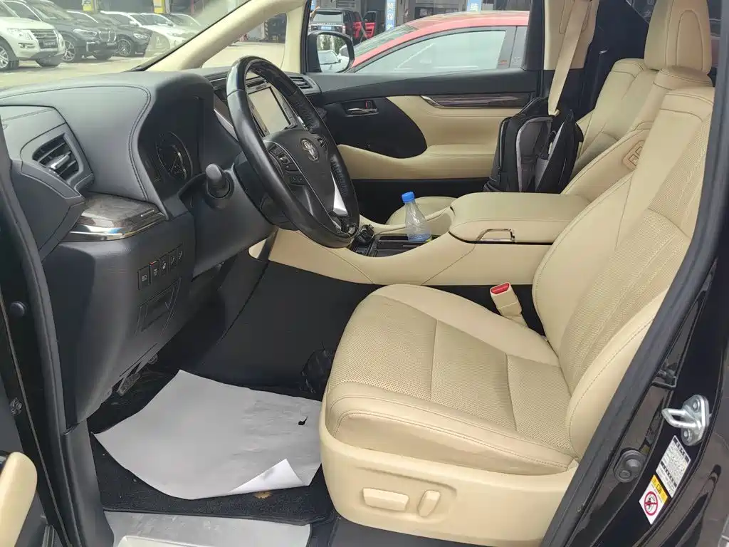 Toyota Alphard — фото 8