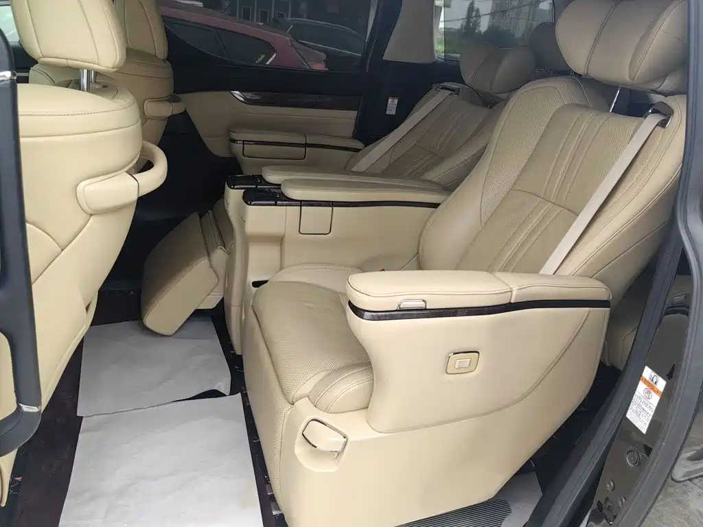Toyota Alphard — фото 10