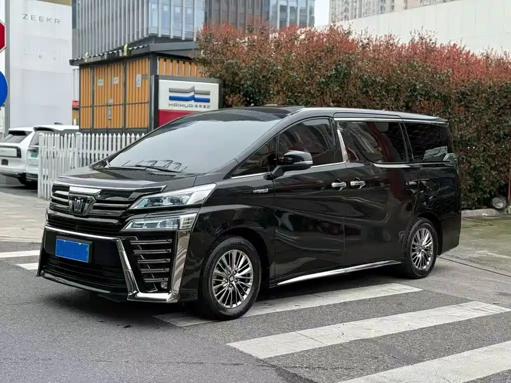 Toyota Vellfire — фото 1