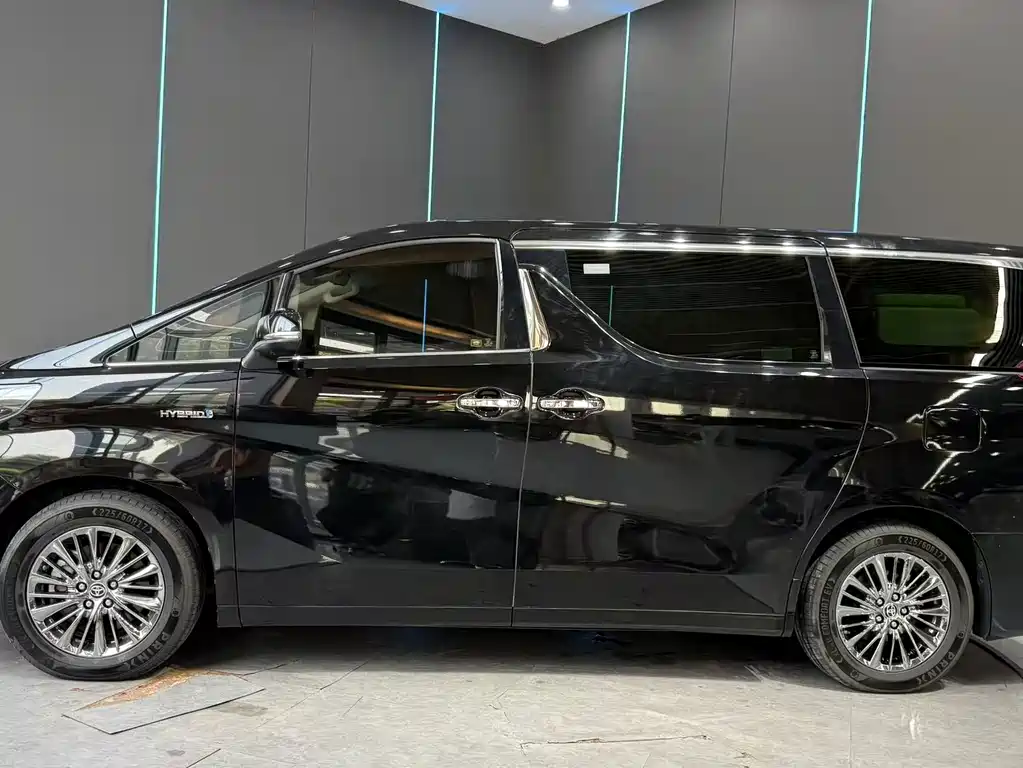 Toyota Alphard — фото 4